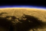 Vue en fausse couleur de la partie nord de « Kraken Mare », la plus grande mer d'hydrocarbures de Titan, construite à partir des données radar de Cassini. Située près du pôle nord de Titan, cette étendue liquide de méthane et d’éthane de plus de 1000 km de long est alimentée par de nombreuses rivières. © NASA/JPL-Caltech/ LPG - Université de Nantes - CNRS